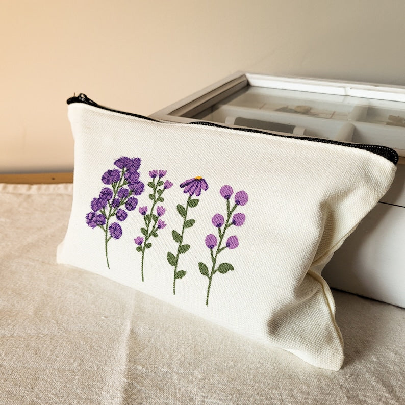 Mehrzweck-Federmäppchen aus Stoff mit handbemalten lila Blumen und Reißverschluss, 21 x 13 cm, Kulturbeutel