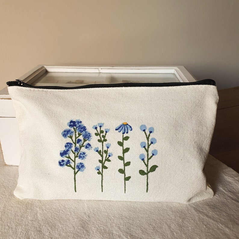 Handbemaltes Federmäppchen aus Stoff mit Reißverschluss, 21 x 13 cm, Blumenmotiv, Blau