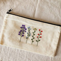 Mehrzweck-Federmäppchen aus Stoff mit handbemalten lila Blumen und Reißverschluss, 21 x 13 cm, Kulturbeutel