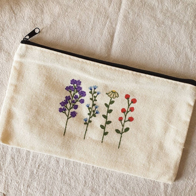 Mehrzweck-Federmäppchen aus Stoff mit handbemalten lila Blumen und Reißverschluss, 21 x 13 cm, Kulturbeutel