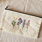 Mehrzweck-Federmäppchen aus Stoff mit handbemalten lila Blumen und Reißverschluss, 21 x 13 cm, Kulturbeutel