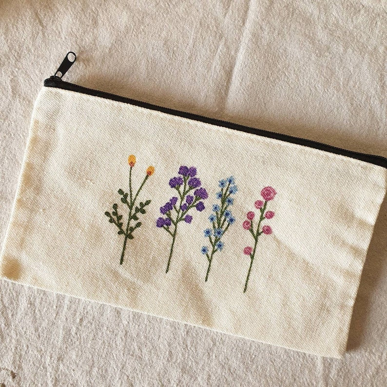 Mehrzweck-Federmäppchen aus Stoff mit handbemalten lila Blumen und Reißverschluss, 21 x 13 cm, Kulturbeutel
