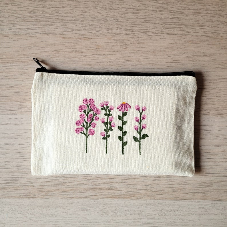 Mehrzweck-Federmäppchen aus Stoff mit handbemalten lila Blumen und Reißverschluss, 21 x 13 cm, Kulturbeutel