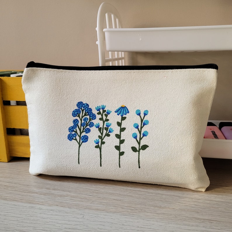 Mehrzweck-Federmäppchen aus Stoff mit handbemalten lila Blumen und Reißverschluss, 21 x 13 cm, Kulturbeutel