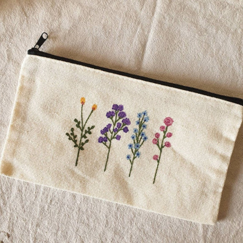 Handbemaltes Federmäppchen aus Stoff mit Reißverschluss, 21 x 13 cm, Blumenmotiv, Blau