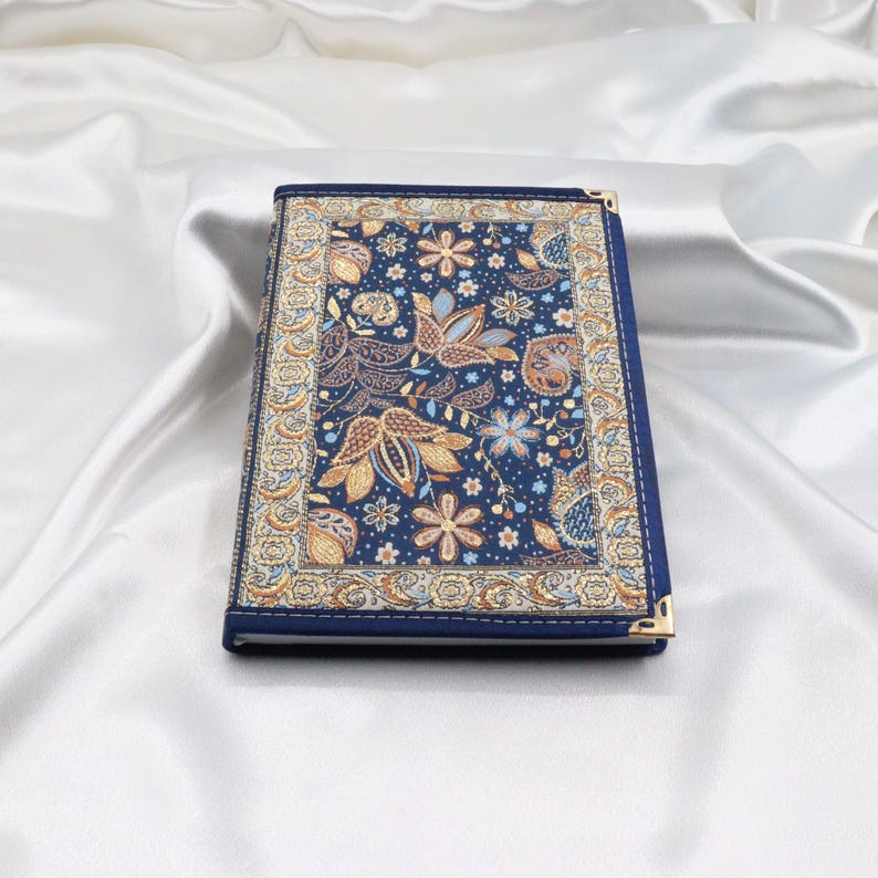 Notizbuch mit blauem Webstoffeinband und aztekischem Kelim-Muster, 14,2 x 20,3 cm, liniert, 100 Seiten