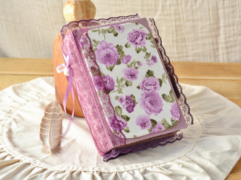 Handgemachtes Junk Journal A6 mit lila Rosen Vintage Stoff, 500 Seiten, leer