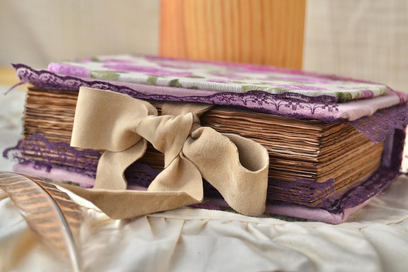 Handgemachtes Junk Journal A6 mit lila Rosen Vintage Stoff, 500 Seiten, leer
