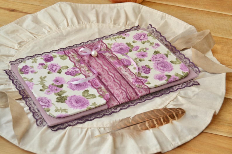 Handgemachtes Junk Journal A6 mit lila Rosen Vintage Stoff, 500 Seiten, leer