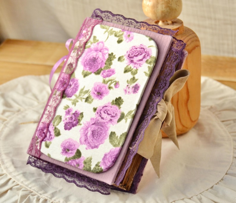 Handgemachtes Junk Journal A6 mit lila Rosen Vintage Stoff, 500 Seiten, leer