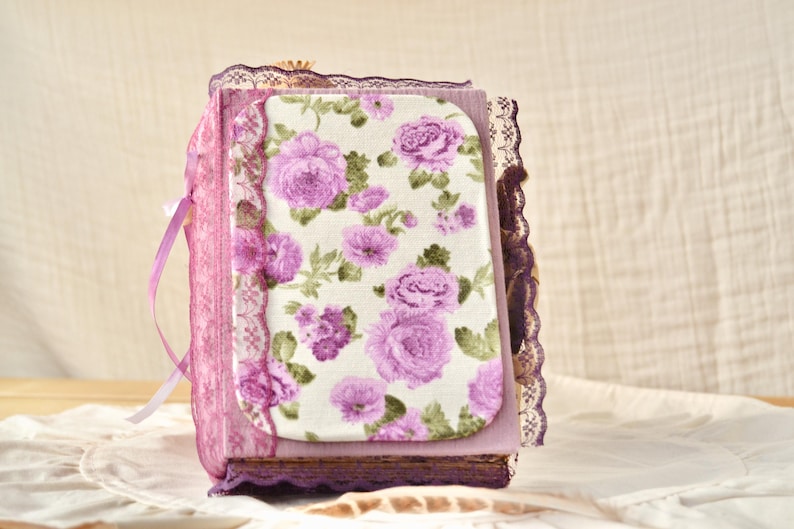 Handgemachtes Junk Journal A6 mit lila Rosen Vintage Stoff, 500 Seiten, leer