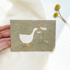 Grußkarte Gans mit Blümchen, A6 Postkarte, 500g Holzschliffpappe, bunt, doppelseitig beschreibbar