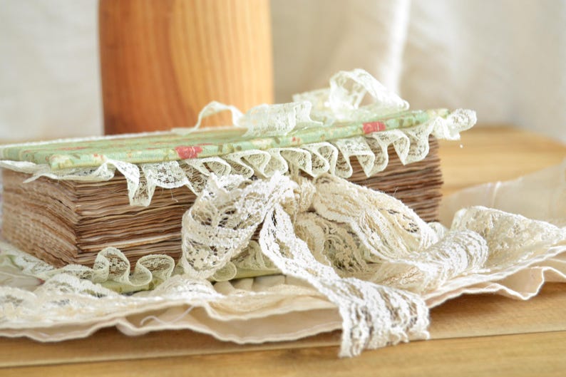 Baumwollstoff mit roten Rosen und Spitze, Vintage-Stil Notizbuch, A6, 500 Seiten, leer