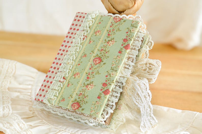 Baumwollstoff mit roten Rosen und Spitze, Vintage-Stil Notizbuch, A6, 500 Seiten, leer
