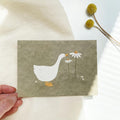 Grußkarte Gans mit Blümchen, A6 Postkarte, 500g Holzschliffpappe, bunt, doppelseitig beschreibbar