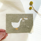 Grußkarte Gans mit Blümchen, A6 Postkarte, 500g Holzschliffpappe, bunt, doppelseitig beschreibbar