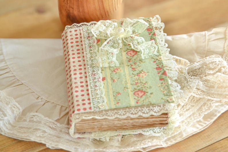 Baumwollstoff mit roten Rosen und Spitze, Vintage-Stil Notizbuch, A6, 500 Seiten, leer