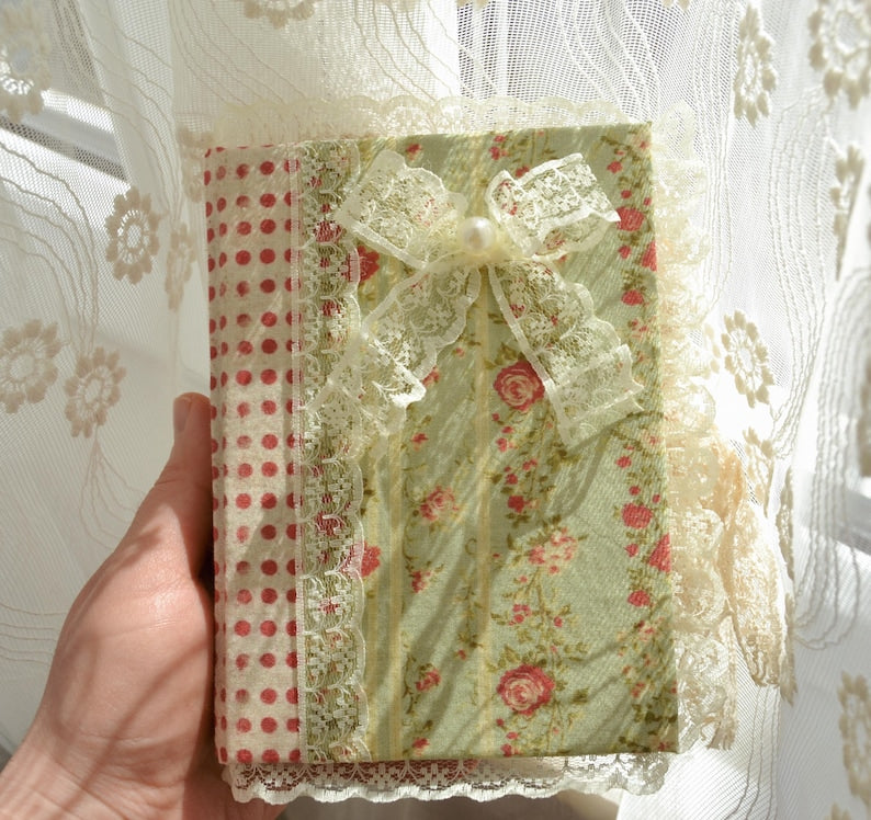 Baumwollstoff mit roten Rosen und Spitze, Vintage-Stil Notizbuch, A6, 500 Seiten, leer