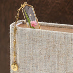 Lesezeichen aus Kunstharz mit Trockenblumen und Goldfolie, Edelstahlrahmen in Gold oder Silber, Botanisches Lesezeichen mit Kreuzkette