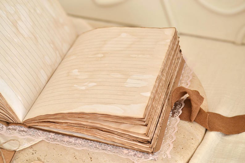 Handgefertigtes Junk Journal A5 Notizbuch aus rosa Spitze und Perlen im Shabby-Chic-Stil, 340 teefarbene Vintage-Seiten