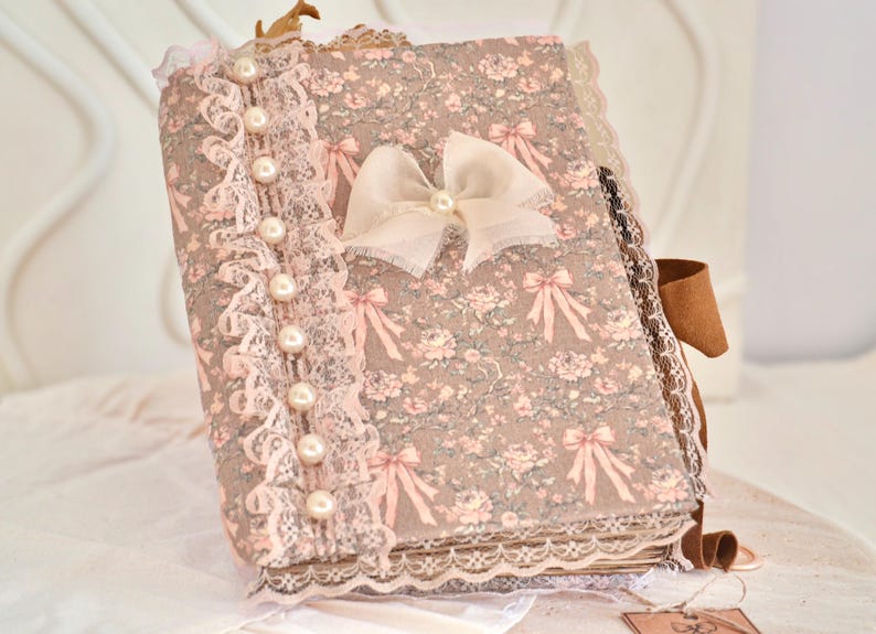 Handgefertigtes Junk Journal A5 Notizbuch aus rosa Spitze und Perlen im Shabby-Chic-Stil, 340 teefarbene Vintage-Seiten