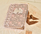 Handgefertigtes Junk Journal A5 Notizbuch aus rosa Spitze und Perlen im Shabby-Chic-Stil, 340 teefarbene Vintage-Seiten