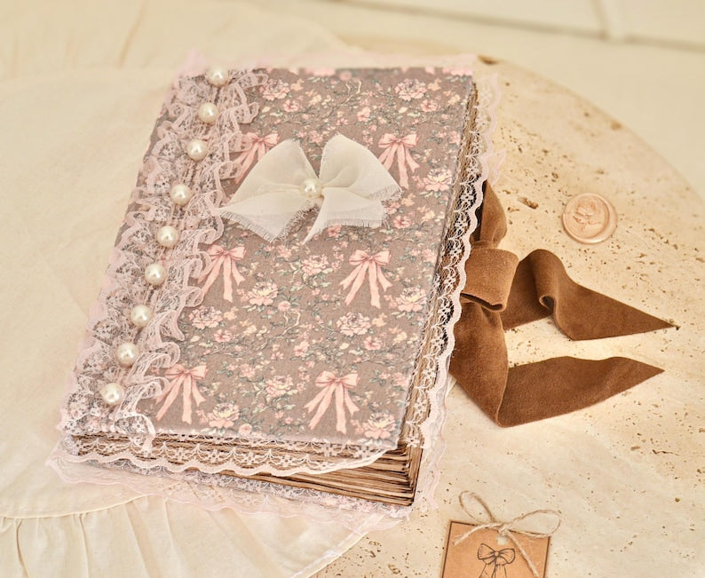 Handgefertigtes Junk Journal A5 Notizbuch aus rosa Spitze und Perlen im Shabby-Chic-Stil, 340 teefarbene Vintage-Seiten