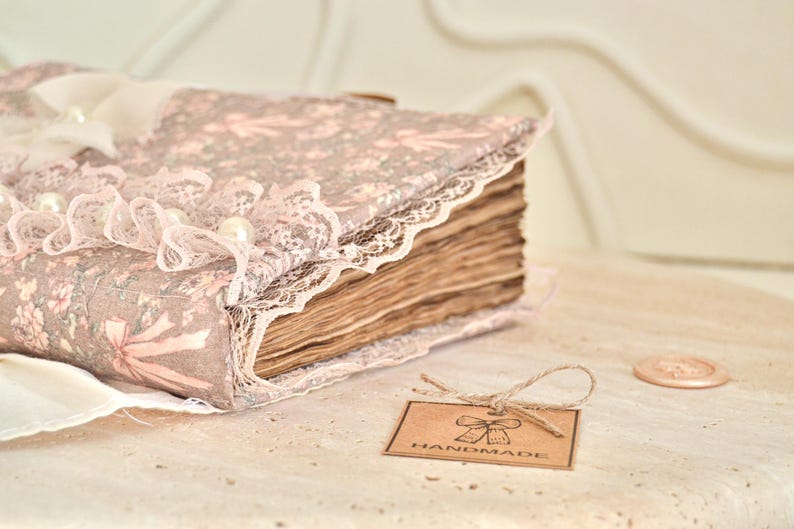 Handgefertigtes Junk Journal A5 Notizbuch aus rosa Spitze und Perlen im Shabby-Chic-Stil, 340 teefarbene Vintage-Seiten