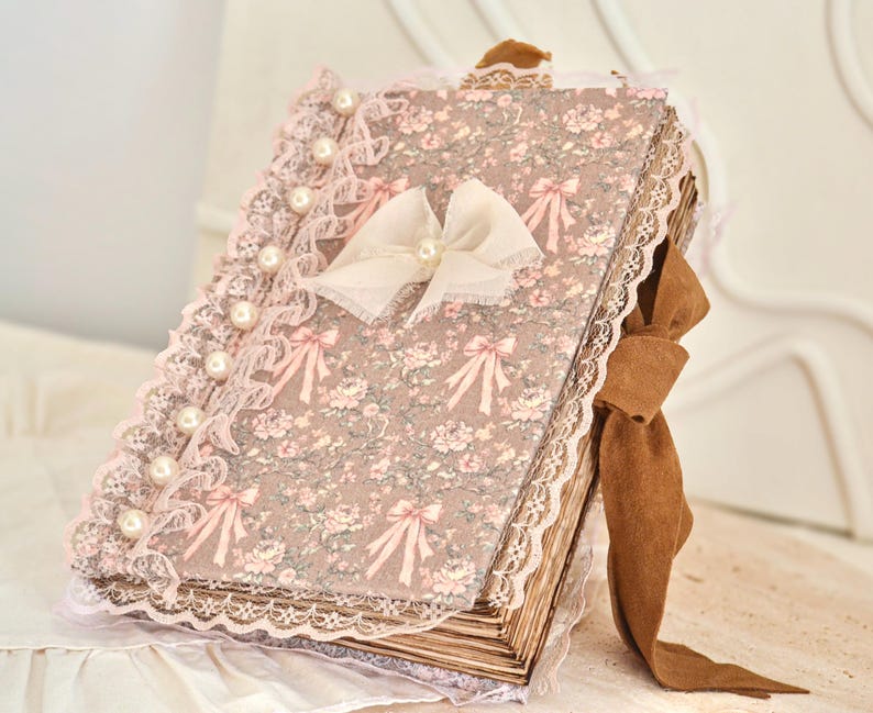Handgefertigtes Junk Journal A5 Notizbuch aus rosa Spitze und Perlen im Shabby-Chic-Stil, 340 teefarbene Vintage-Seiten