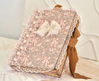 Handgefertigtes Junk Journal A5 Notizbuch aus rosa Spitze und Perlen im Shabby-Chic-Stil, 340 teefarbene Vintage-Seiten