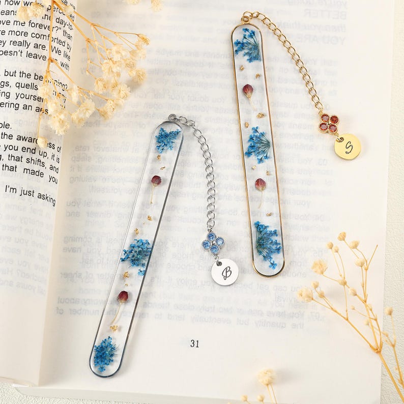 Handgefertigter Harz-Lesezeichen mit getrockneten blauen Blüten, roten Beeren und Goldfolie, mit Anhänger und Geburtsstein