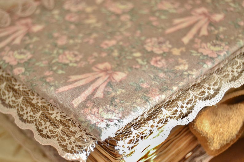 Handgefertigtes Junk Journal A5 Notizbuch aus rosa Spitze und Perlen im Shabby-Chic-Stil, 340 teefarbene Vintage-Seiten