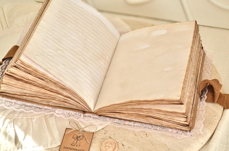 Handgefertigtes Junk Journal A5 Notizbuch aus rosa Spitze und Perlen im Shabby-Chic-Stil, 340 teefarbene Vintage-Seiten
