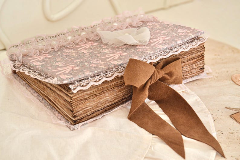 Handgefertigtes Junk Journal A5 Notizbuch aus rosa Spitze und Perlen im Shabby-Chic-Stil, 340 teefarbene Vintage-Seiten