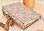 Handgefertigtes Junk Journal A5 Notizbuch aus rosa Spitze und Perlen im Shabby-Chic-Stil, 340 teefarbene Vintage-Seiten