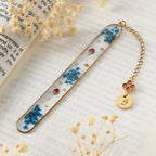 Handgefertigter Harz-Lesezeichen mit getrockneten blauen Blüten, roten Beeren und Goldfolie, mit Anhänger und Geburtsstein