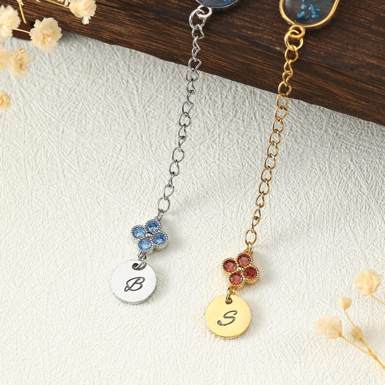 Handgefertigter Harz-Lesezeichen mit getrockneten blauen Blüten, roten Beeren und Goldfolie, mit Anhänger und Geburtsstein
