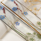 Handgefertigtes Blumen Lesezeichen mit getrocknetem Vergissmeinnicht und Schleierkraut, Harz, gold- oder stahlfarbener Rahmen