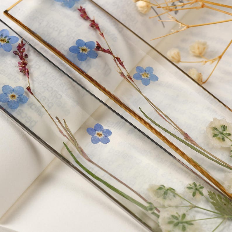 Handgefertigtes Blumen Lesezeichen mit getrocknetem Vergissmeinnicht und Schleierkraut, Harz, gold- oder stahlfarbener Rahmen