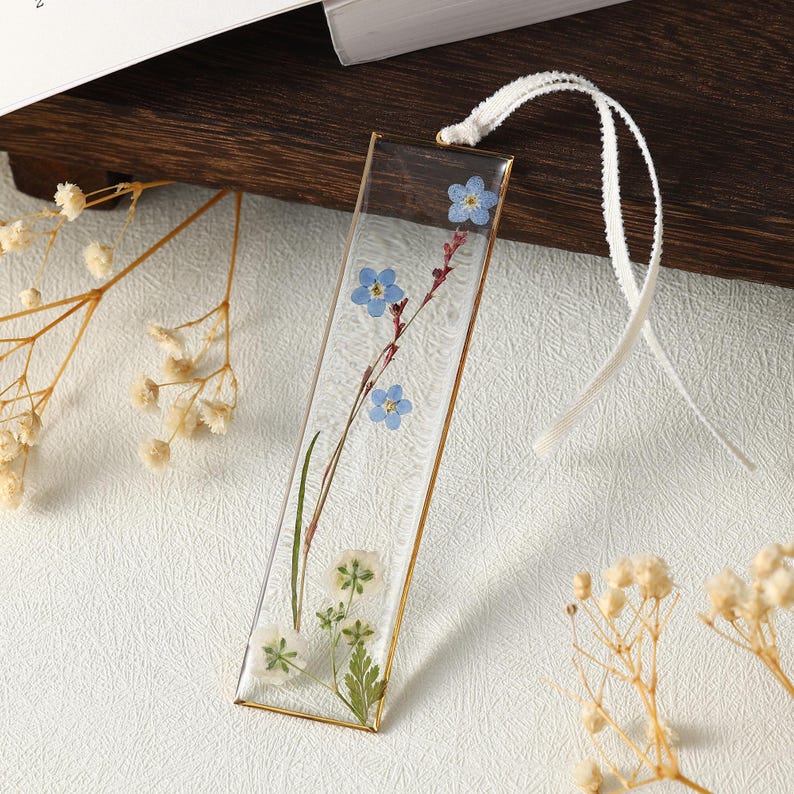 Handgefertigtes Blumen Lesezeichen mit getrocknetem Vergissmeinnicht und Schleierkraut, Harz, gold- oder stahlfarbener Rahmen