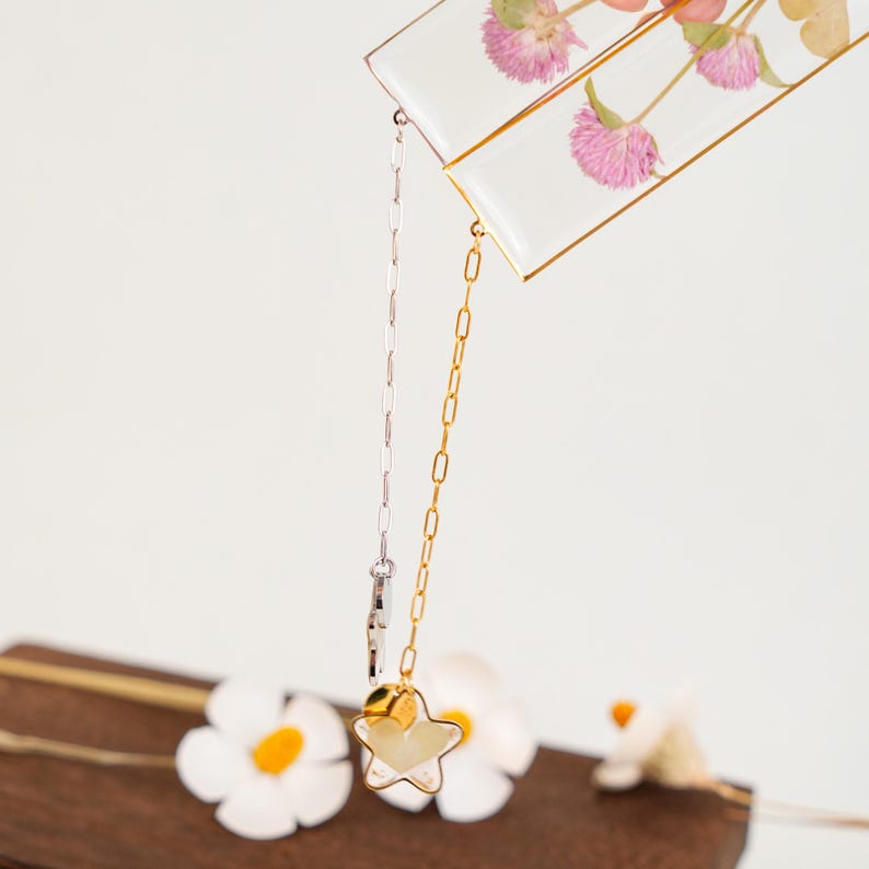 Lesezeichen mit echten getrockneten Blumen und Kleeblatt-Anhänger, Harz-Botanik-Lesezeichen mit Initiale, Geschenk für Buchliebhaber