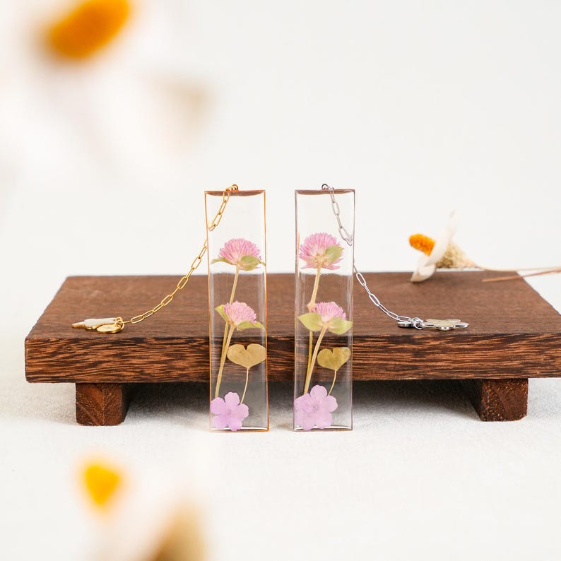 Lesezeichen mit echten getrockneten Blumen und Kleeblatt-Anhänger, Harz-Botanik-Lesezeichen mit Initiale, Geschenk für Buchliebhaber