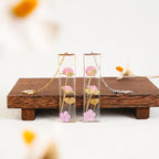Lesezeichen mit echten getrockneten Blumen und Kleeblatt-Anhänger, Harz-Botanik-Lesezeichen mit Initiale, Geschenk für Buchliebhaber
