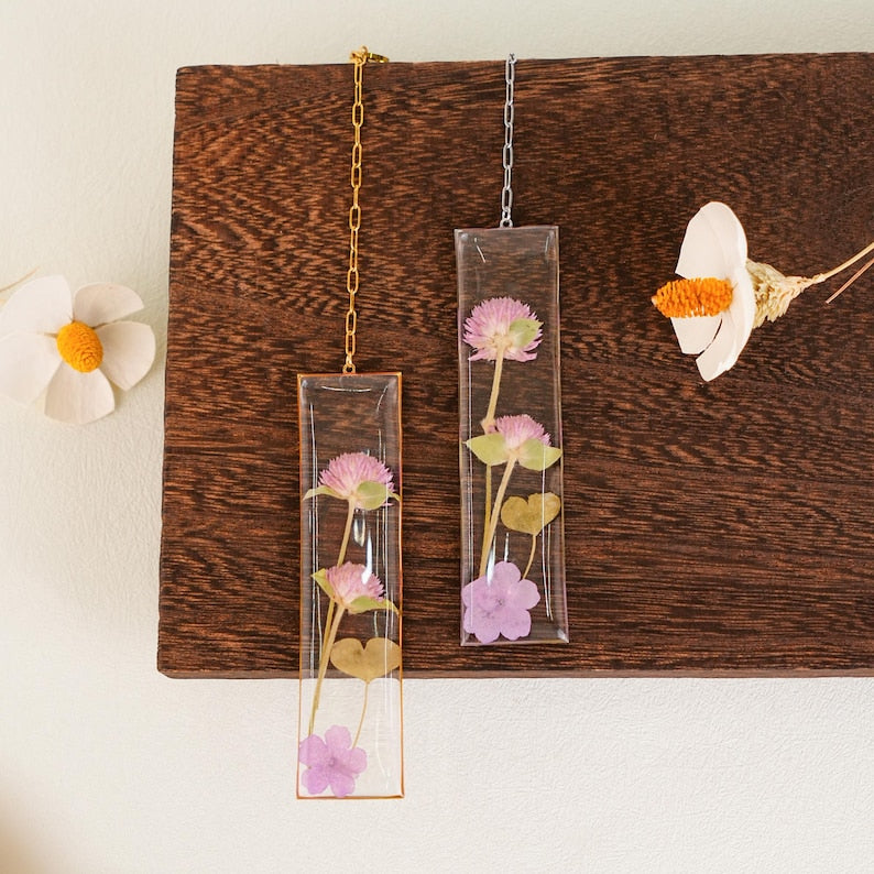 Lesezeichen mit echten getrockneten Blumen und Kleeblatt-Anhänger, Harz-Botanik-Lesezeichen mit Initiale, Geschenk für Buchliebhaber