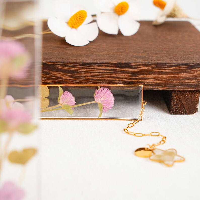 Lesezeichen mit echten getrockneten Blumen und Kleeblatt-Anhänger, Harz-Botanik-Lesezeichen mit Initiale, Geschenk für Buchliebhaber