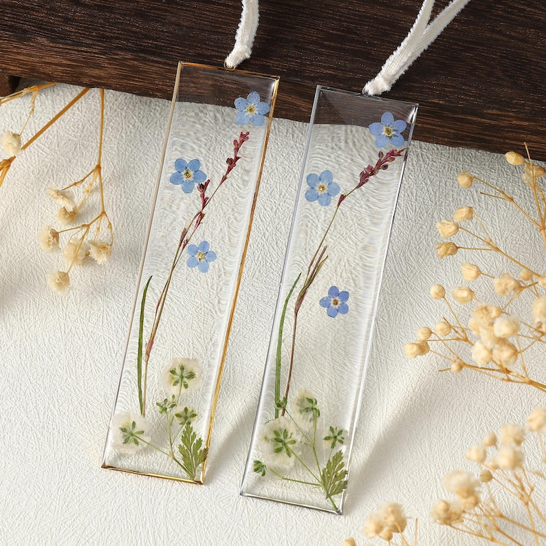 Handgefertigtes Blumen Lesezeichen mit getrocknetem Vergissmeinnicht und Schleierkraut, Harz, gold- oder stahlfarbener Rahmen