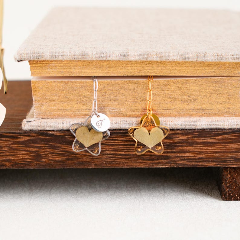 Lesezeichen mit echten getrockneten Blumen und Kleeblatt-Anhänger, Harz-Botanik-Lesezeichen mit Initiale, Geschenk für Buchliebhaber