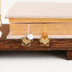 Lesezeichen mit echten getrockneten Blumen und Kleeblatt-Anhänger, Harz-Botanik-Lesezeichen mit Initiale, Geschenk für Buchliebhaber