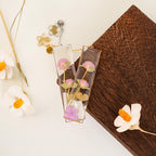Lesezeichen mit echten getrockneten Blumen und Kleeblatt-Anhänger, Harz-Botanik-Lesezeichen mit Initiale, Geschenk für Buchliebhaber