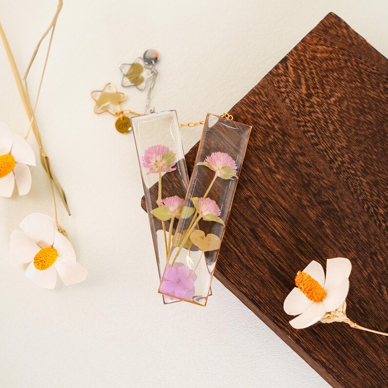Lesezeichen mit echten getrockneten Blumen und Kleeblatt-Anhänger, Harz-Botanik-Lesezeichen mit Initiale, Geschenk für Buchliebhaber
